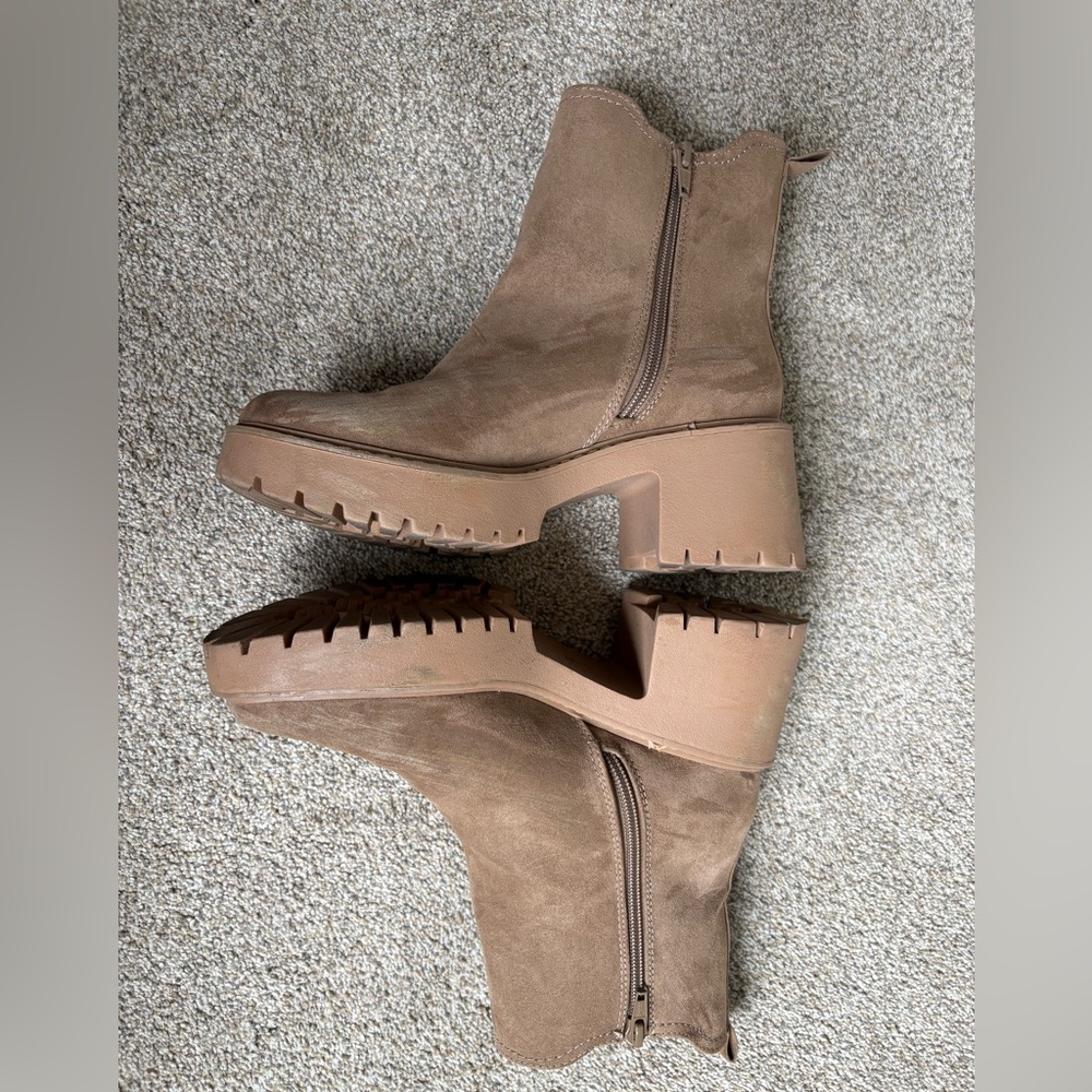 Universal Thread - Women’s Slip On Block Heel Boot - Size 7 - Tan - Picture 6 of 9